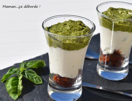 Verrines pesto de jeunes pousses, tomates confites et bricotta