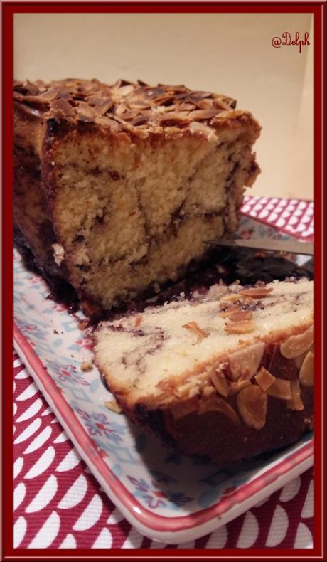 Cake à la Vanille, au coulis de Myrtilles et Amandes