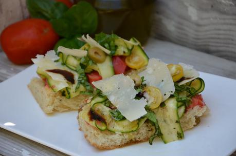 Tartines courgettes, tomates, parmesan, basilic, balsamique