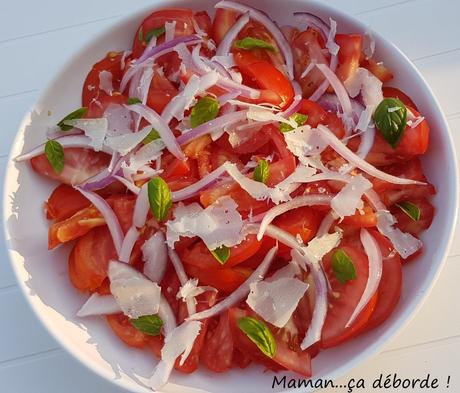 Salade de tomates, oignons rouges, basilic et parmesan