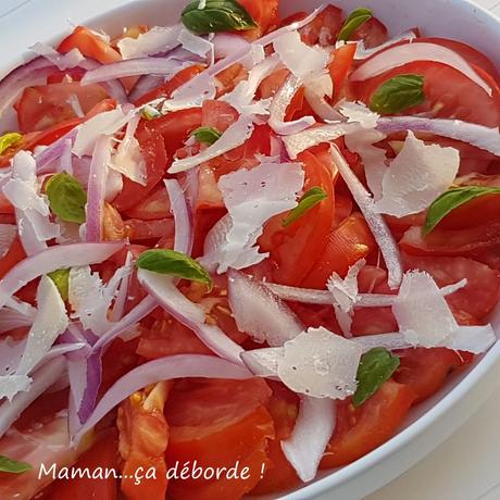 Salade de tomates, oignons rouges, basilic et parmesan