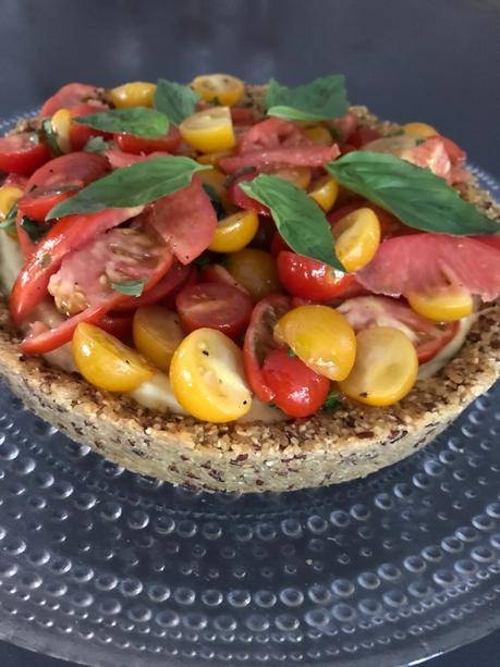 Tarte tomates et mozzarella en croûte de riz et sésame