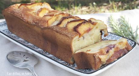 Cake aux pêches et au sirop de romarin – Recette autour d’un ingrédient #31
