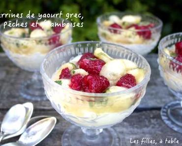 Verrines de pêches et framboises au yaourt grec