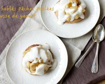 Sablés pêches poêlées et mousse de yaourt
