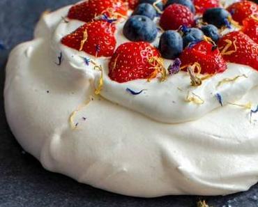 Pavlova aux fruits rouges et fleurs