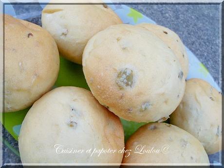 Petits pains à la crème de bleu et olives vertes