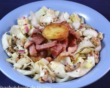 Salade d'endives, pommes de terre sautées, lardons et Morteau