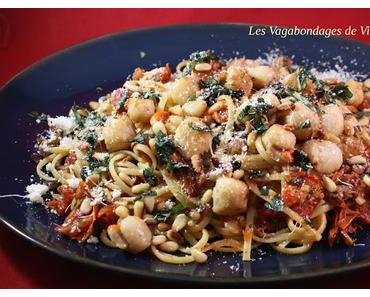 Spaghetti aux pétoncles, tomates confites, câpres et pignons