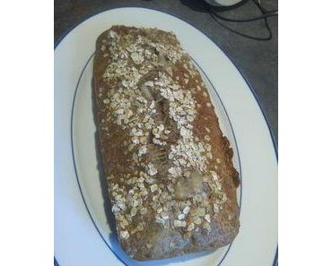 Cake à la farine de sarrasin, chèvre et noix