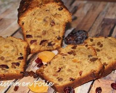 Cake aux dattes, abricots et raisins