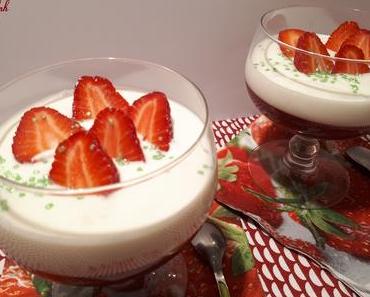 Coupes de purée de Fraise au Fromage blanc vanillé.