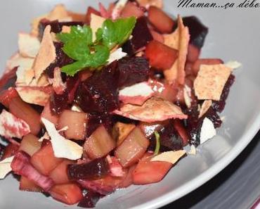 Salade de betterave, concombre et pain pita