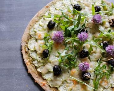 Pizza pesto, courgette, parmesan et roquette