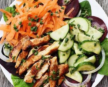 Salade composée au poulet sur un lit d'arroche des jardins