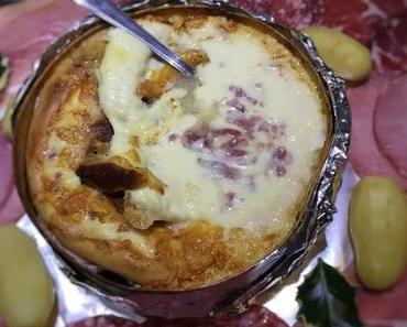 Mont D’or au four cuit dans sa boîte au vin blanc et lardons