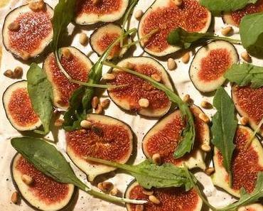 pizza en pâte de courgette aux figues et roquette