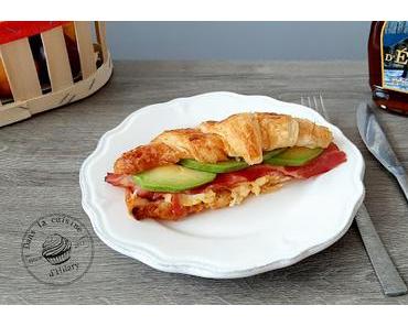 Croissant aux oeufs brouillés, bacon, cheddar et avocat pour un brunch gourmand